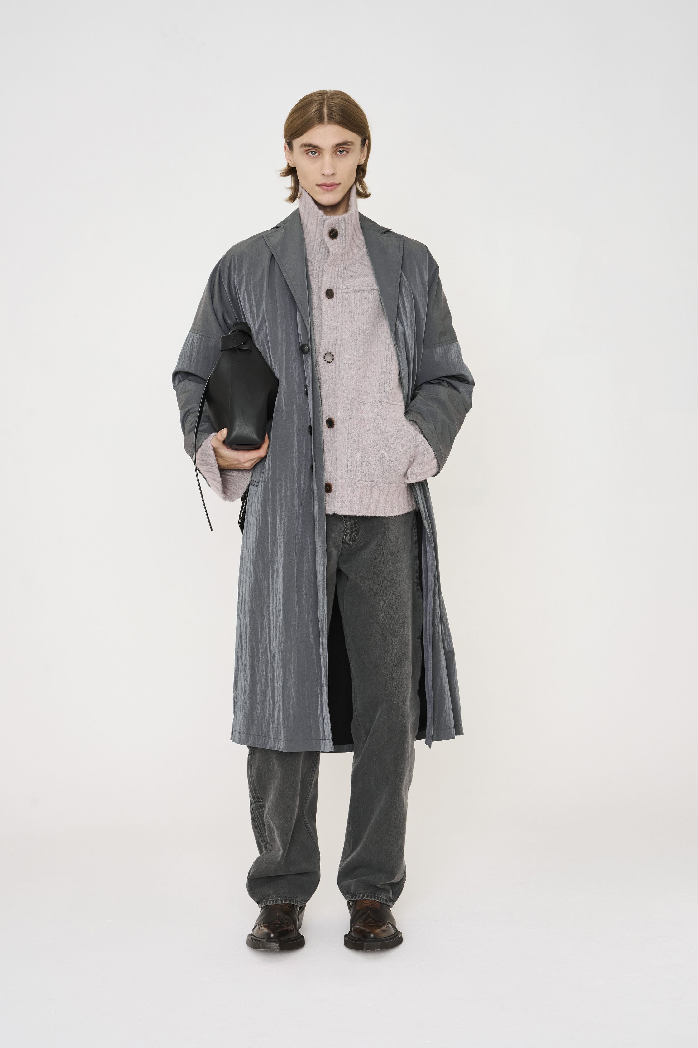 Nehera 26FW 延续品牌一贯的理性与克制，将中欧现代主义精神转化为高度可穿的当代衣橱。系列以灰、米、深蓝与低饱和卡其为主轴，宽松直线廓形与柔软面料并行，强调身体与服装之间的自然距离。外套、短夹克与宽裤通过层次与比例建立秩序感，设计不追求视觉刺激，而是通过结构稳定性与材质质感传达一种冷静、内省的力量。这是一种拒绝时尚喧哗的“安静理性”，非常契合当下全球对长期主义与真实穿着价值的回归-顽石频道趋势研究